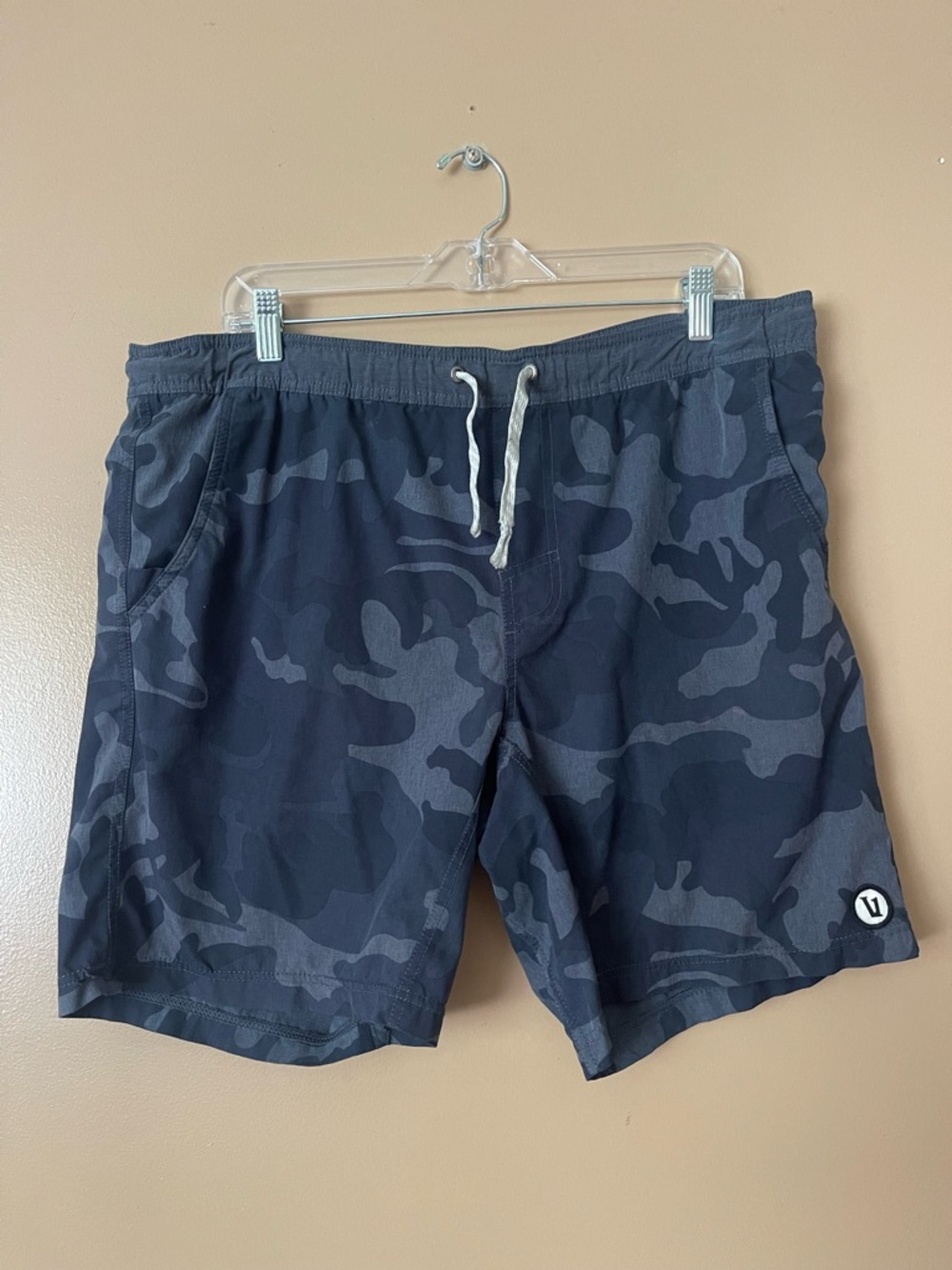 VUORI Men's Kore black Camo Shorts size large